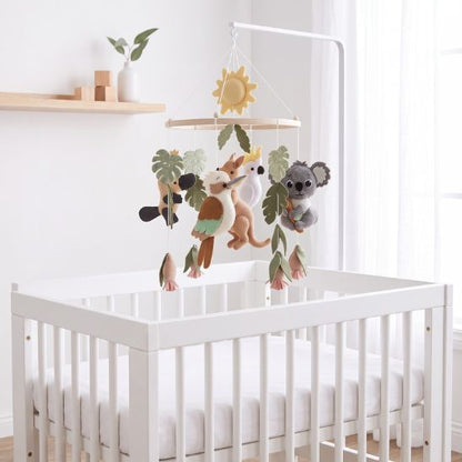 Mobile bébé Animaux Nature et Soleil installé sur un lit à barreaux avec bras blanc