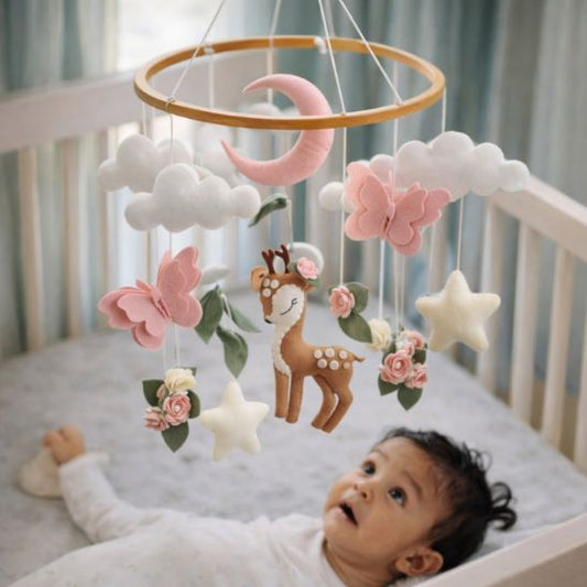 Mobile bebe bois – design nature et poétique avec animaux en feutrine et décoration douce pour chambre bébé