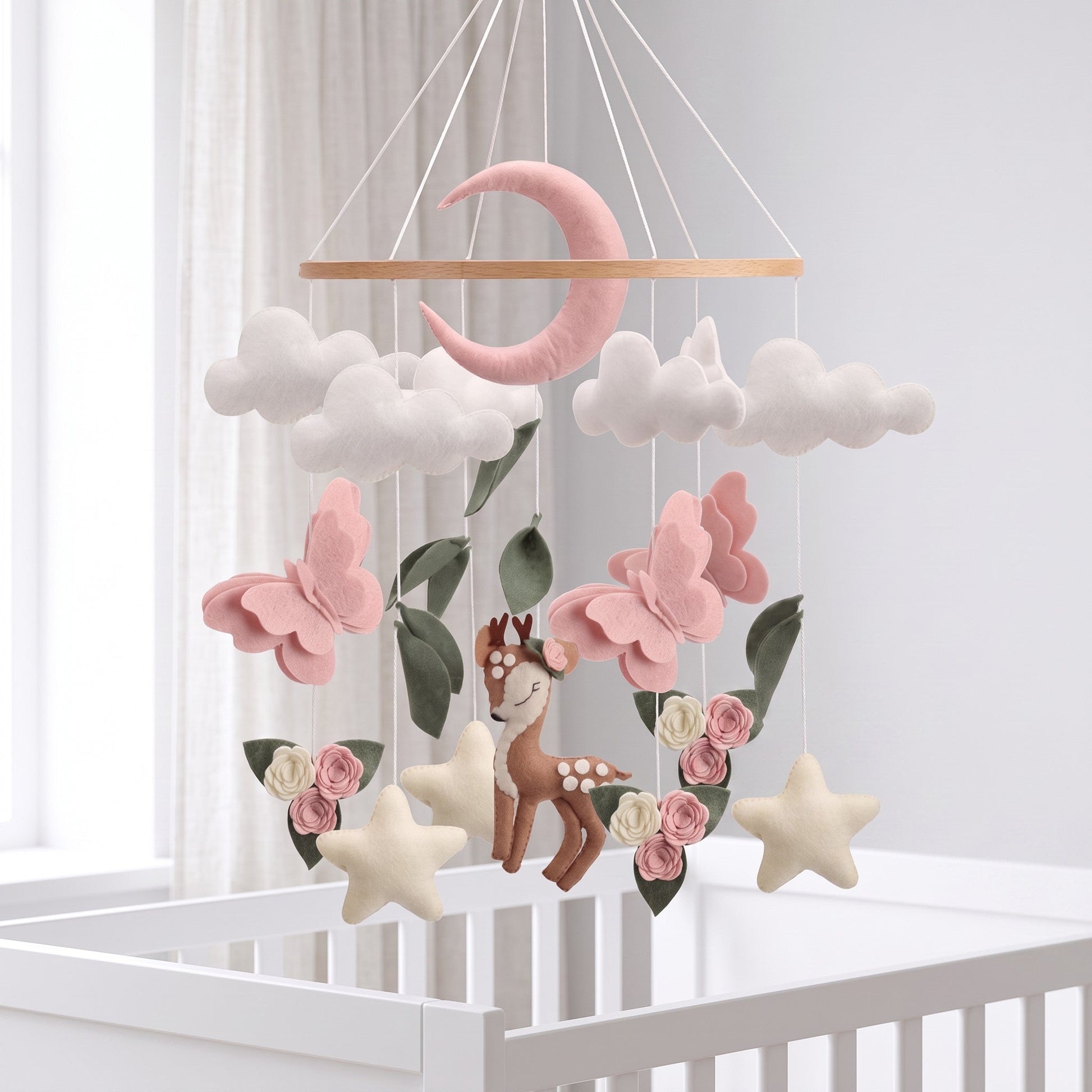 Mobile bébé bois fait main en feutrine avec faon, lune rose et papillons