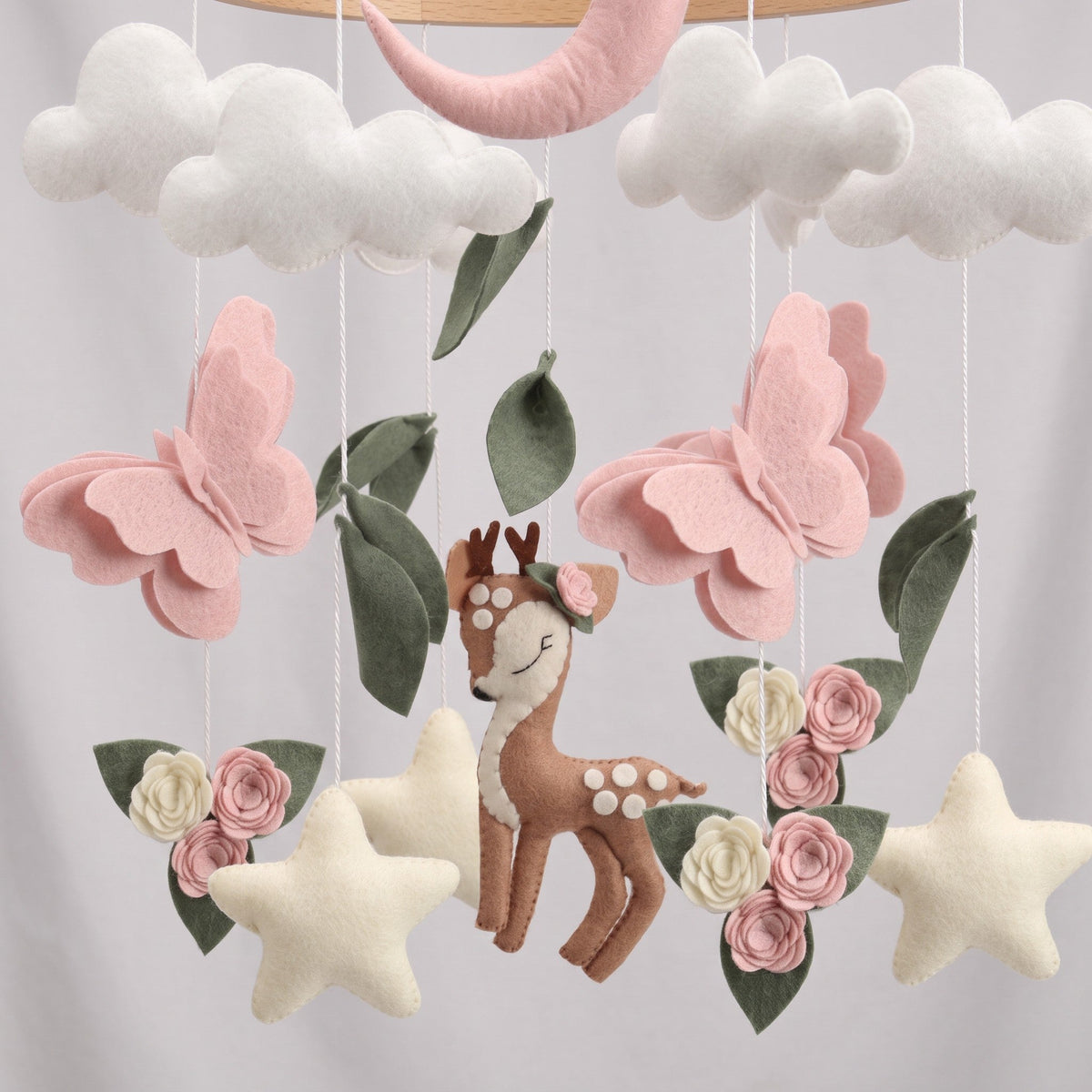 Mobile bébé bois fait main avec faon, papillons roses et fleurs en feutrine