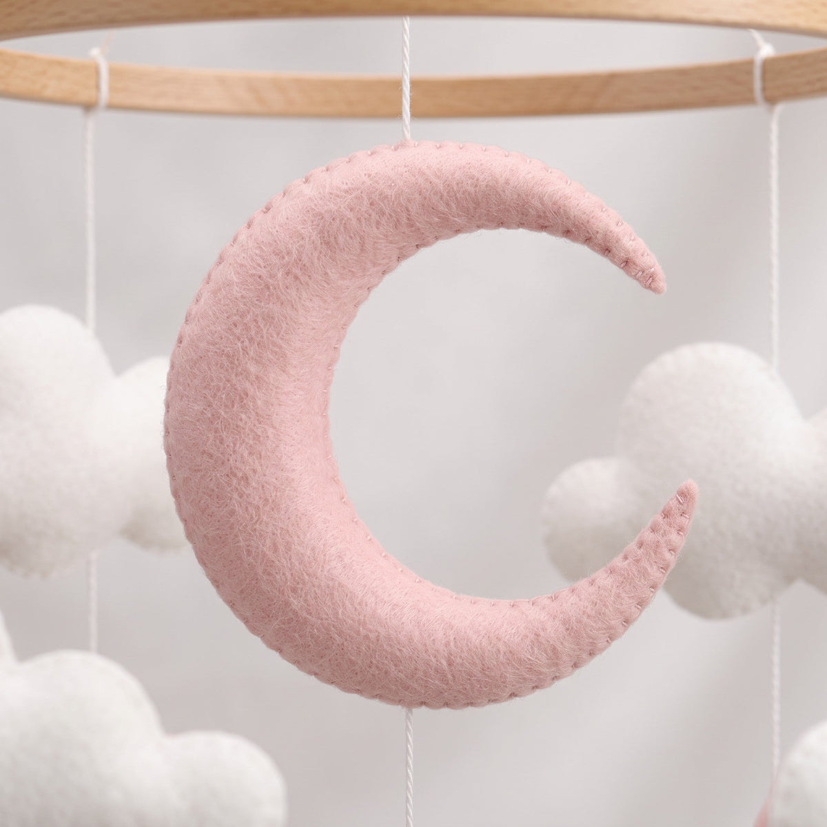 Mobile bébé bois fait main avec lune rose en feutrine et nuages blancs