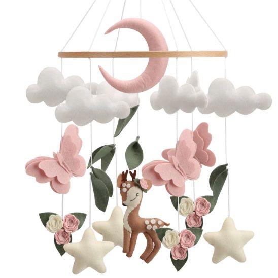 Mobile bébé bois fait main en feutrine avec faon papillons roses lune croissante nuages et étoiles suspendus à une baguette en bois naturel fond blanc