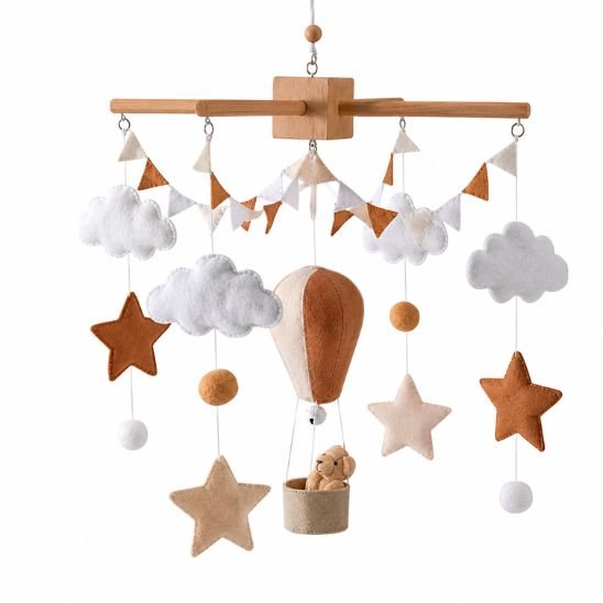 Mobile bébé bois unisexe sur fond blanc avec montgolfière, ourson, étoiles et guirlandes de fanions