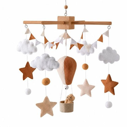 Mobile bébé bois unisexe sur fond blanc avec montgolfière, ourson, étoiles et guirlandes de fanions