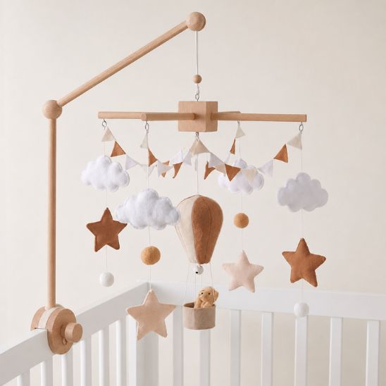 Mobile bébé bois unisexe suspendu à un bras en bois naturel fixé au lit blanc