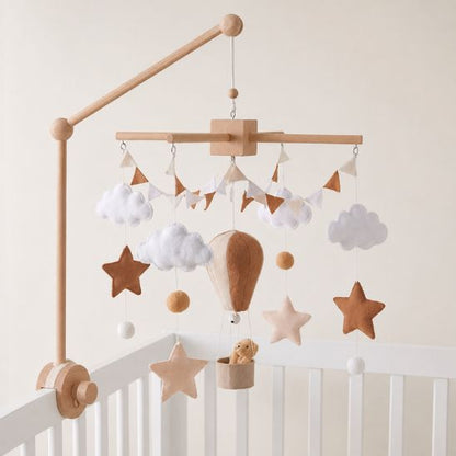Mobile bébé bois unisexe suspendu à un bras en bois naturel fixé au lit blanc
