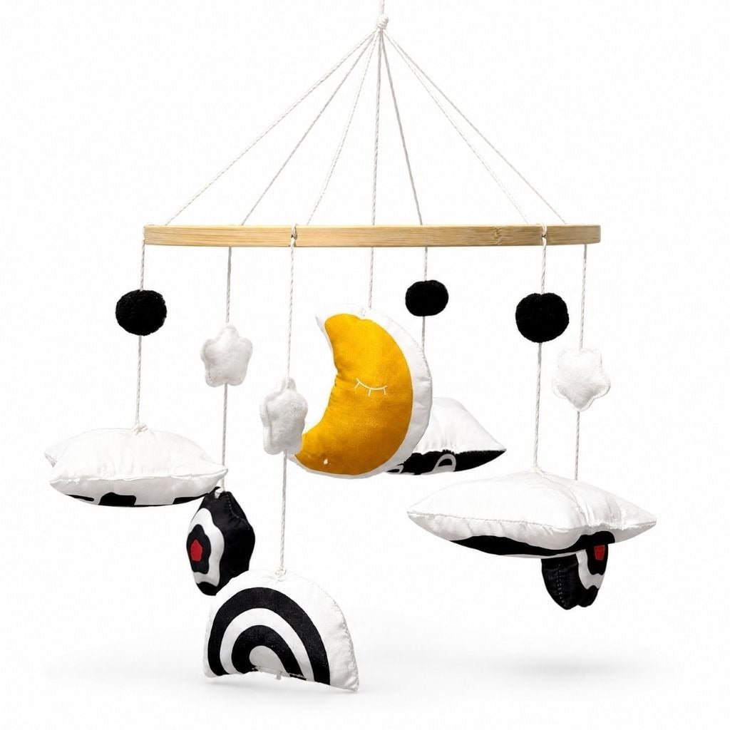 mobile bébé contrasté Petit Ciel suspension à cordelettes sur fond blanc