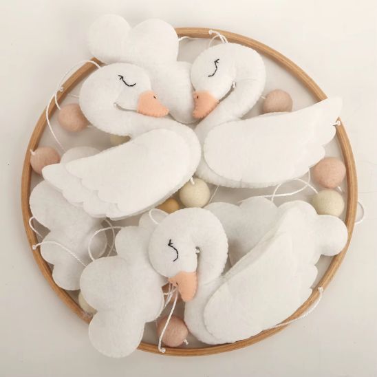 Mobile bébé cygnes avec nuages et boules en laine fait main