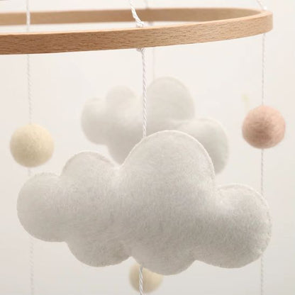 Mobile bébé cygnes et nuages pour créer un cocon apaisant dans la chambre