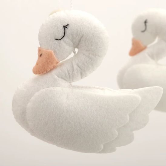 Mobile bébé cygnes en feutrine décoration poétique pour berceau