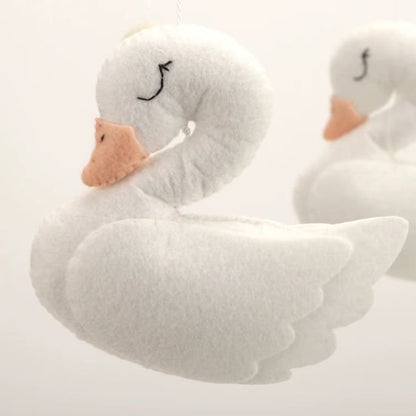 Mobile bébé cygnes en feutrine décoration poétique pour berceau