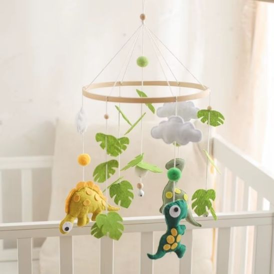 Mobile bébé dinosaure en bois et feutrine apportant une touche décorative à la chambre de bébé