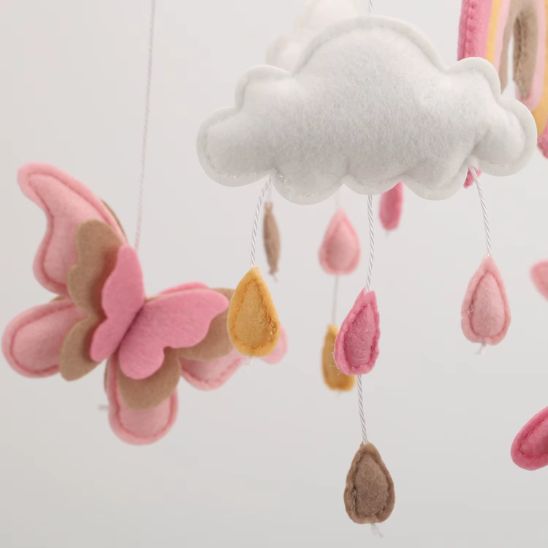 Mobile bébé fille arc-en-ciel en feutrine avec étoiles et papillons pastel