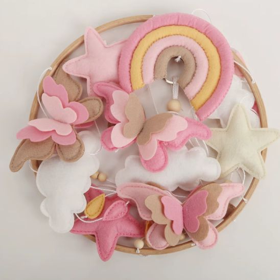 Mobile bébé fille arc-en-ciel avec papillons et nuages en feutrine fait main