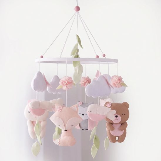 Mobile bébé fille avec animaux, fleurs roses et feuilles pastel