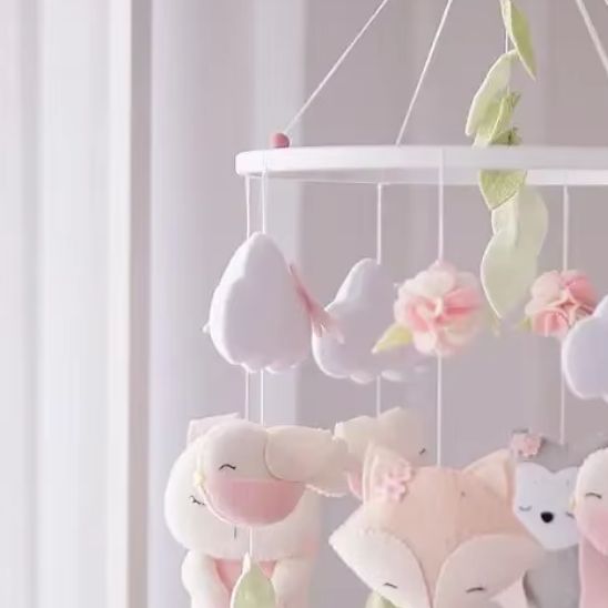 Mobile bébé fille rose poudré avec étoiles et animaux, parfait pour une chambre de petite princesse.