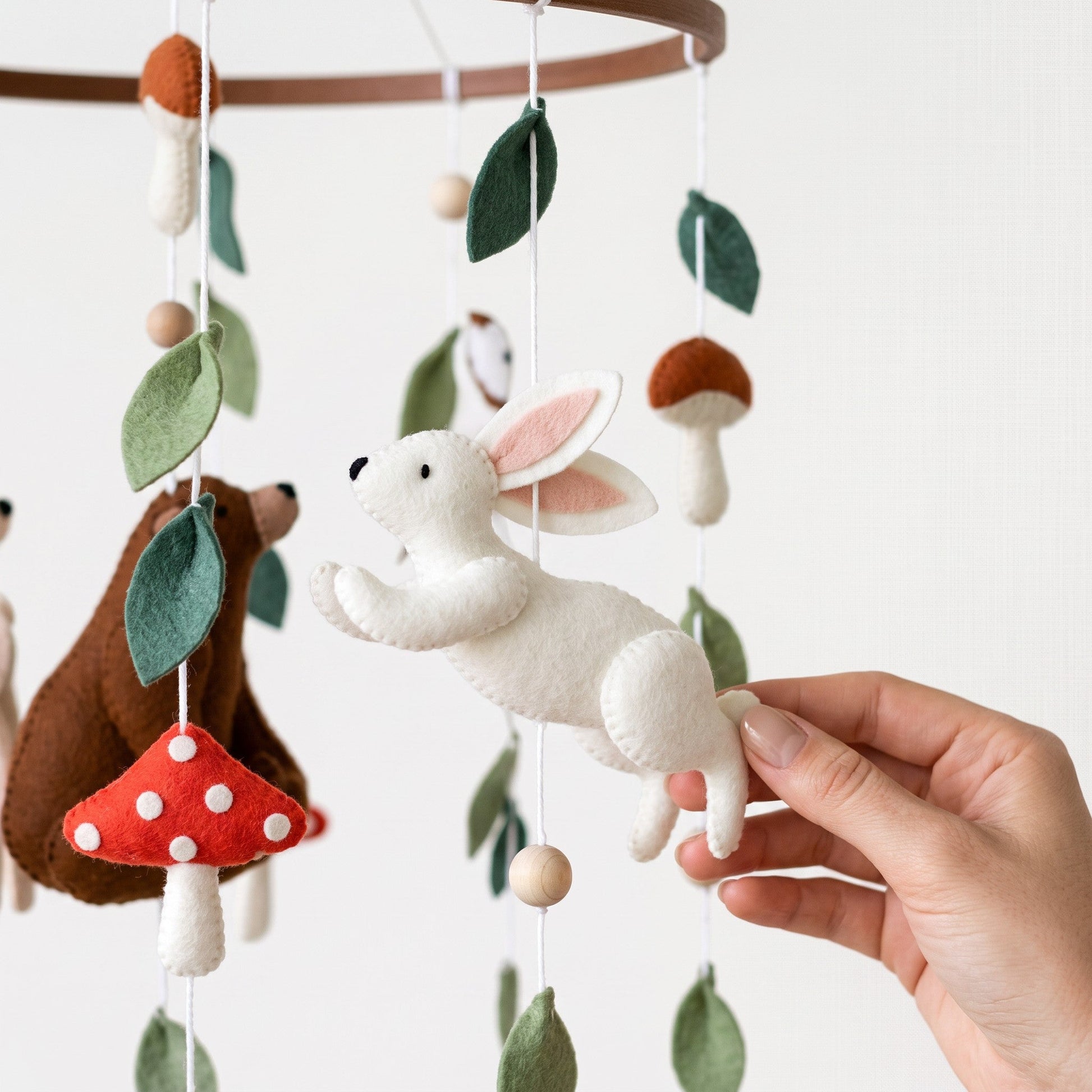 Détail du lapin en feutrine du mobile bébé forêt enchantée fait main
