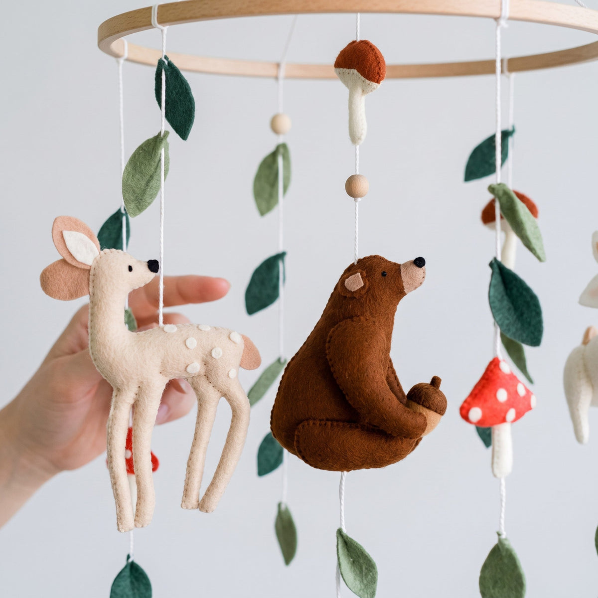 Détail des animaux en feutrine du mobile bébé forêt enchantée avec faon et ours