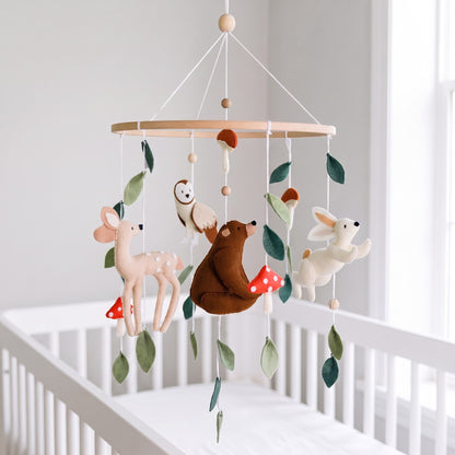Mobile bébé forêt enchantée en feutrine avec faon, ours, lapin, hibou, feuilles et champignons