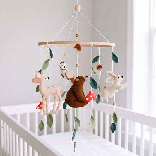 Mobile bébé forêt enchantée en feutrine avec faon, ours, lapin, hibou, feuilles et champignons