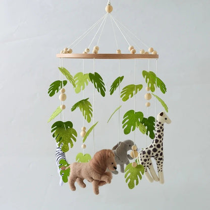 Mobile bébé forêt tropicale vue ensemble avec lion girafe éléphant zèbre feuilles monstera et anneau bois naturel