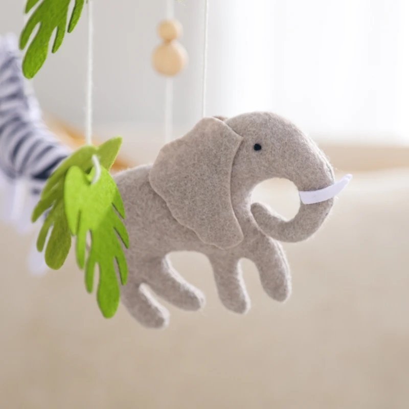 Mobile bébé forêt tropicale détail éléphant en feutrine grise avec feuilles monstera vertes