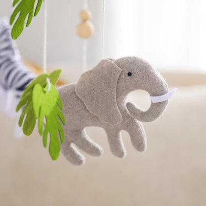 Mobile bébé forêt tropicale détail éléphant en feutrine grise avec feuilles monstera vertes