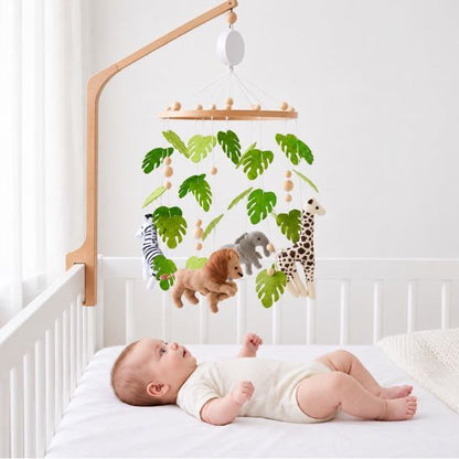 Bébé allongé dans son lit regardant le Mobile bébé Forêt Tropicale
