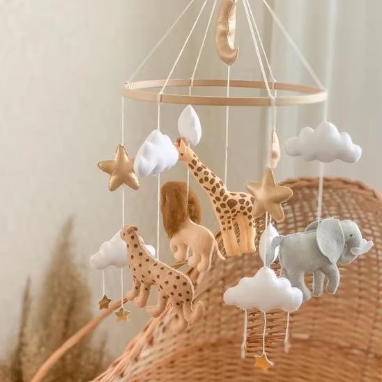 Mobile bébé garçon avec animaux doux et nuages suspendus au-dessus du berceau