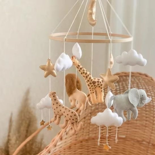 Mobile bébé garçon avec animaux doux et nuages suspendus au-dessus du berceau