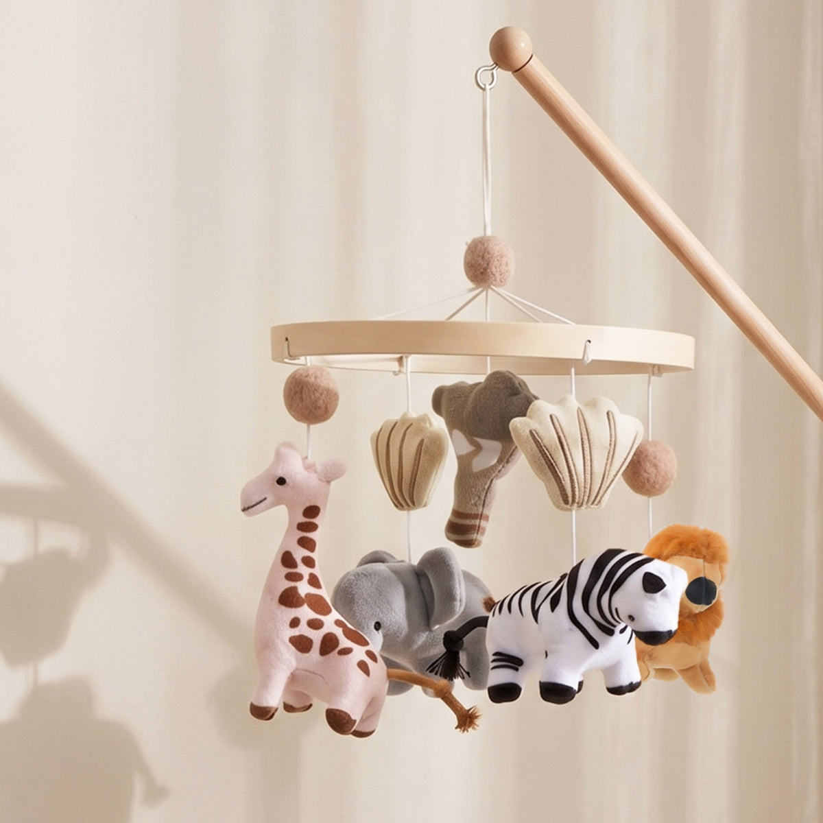 mobile bébé girafe Baobab modèle Brindille avec cerceau en bois naturel suspendu à son bras en bois