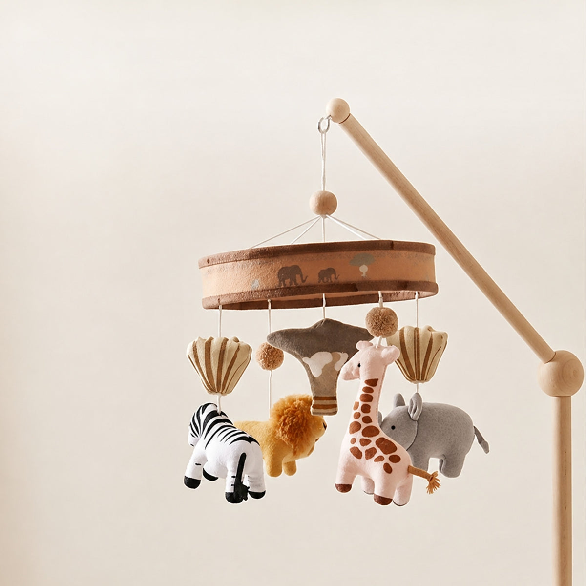 mobile bébé girafe Baobab modèle Caravane avec bandeau en tissu imprimé éléphants suspendu à son bras en bois