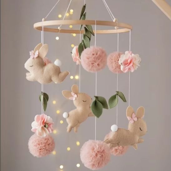 Mobile bébé Lapin fille | décoration Florale en feutrine avec lapins et fleurs délicates