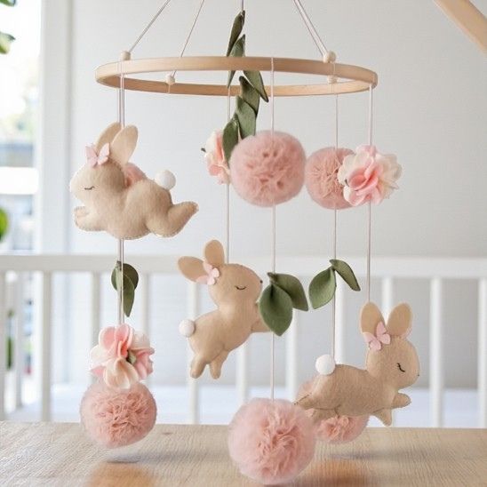 Mobile bébé Lapin fille | décoration Florale avec pompons roses et feuillage