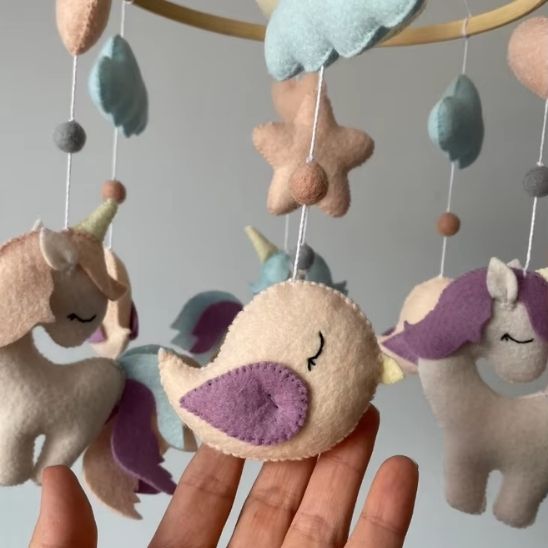 Mobile bébé licorne suspendu avec structure en bois naturel
