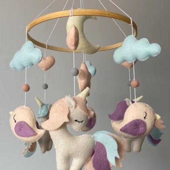 Mobile bébé licorne en feutrine douce fait main avec formes suspendues