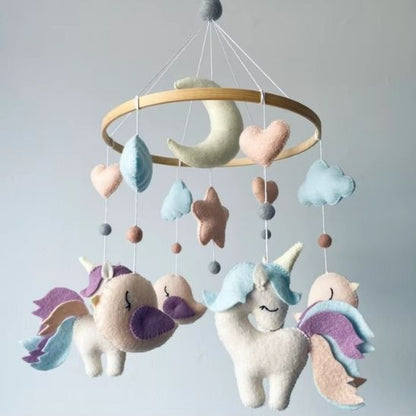 Mobile bébé licorne en feutrine pastel avec anneau en bois naturel
