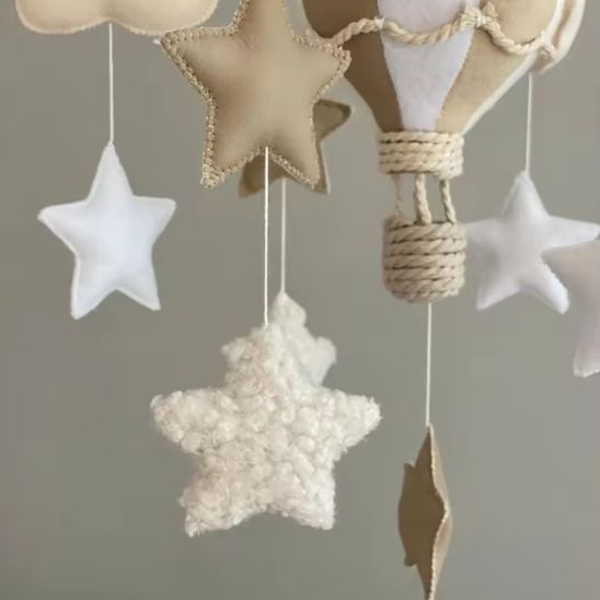 Mobile bébé montgolfière avec nuages et étoiles en tissu doux
