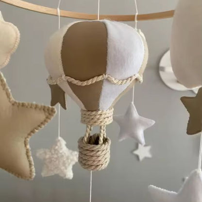 Mobile bébé montgolfière au style naturel et minimaliste