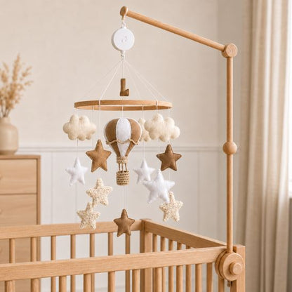 Mobile bébé montgolfière avec boîte musicale installé au coin du lit bébé
