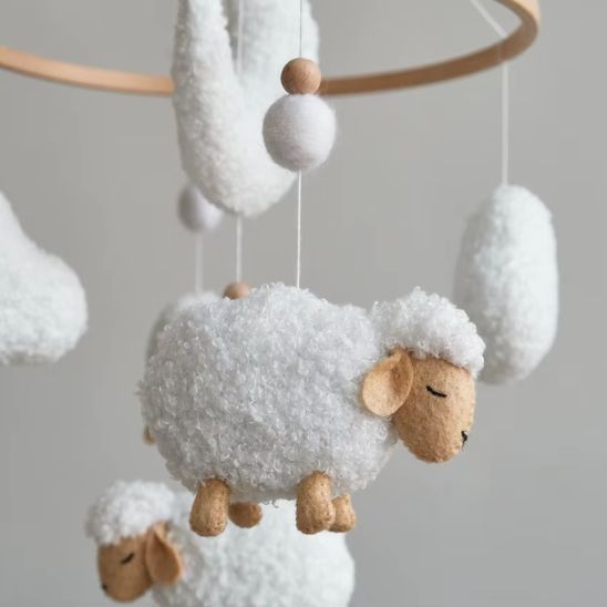 Mobile bébé moutons avec nuages doux en tissu coton