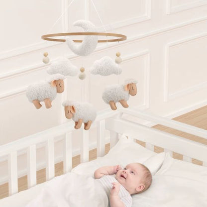 Mobile bébé moutons suspendu au-dessus du lit bébé