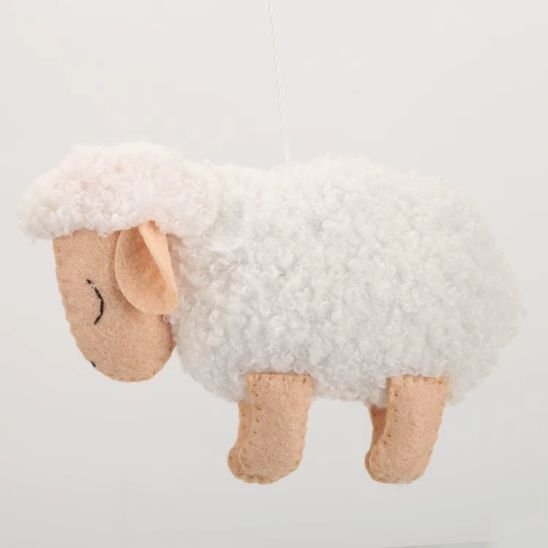 Mobile bébé moutons endormis au design naturel et apaisant