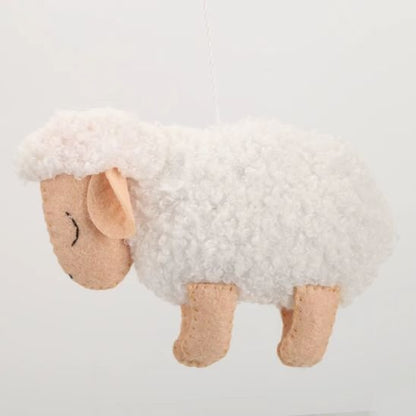 Mobile bébé moutons endormis au design naturel et apaisant