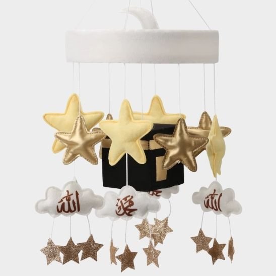 Mobile bébé musical kaaba islamique installé sur un berceau en bois clair dans une chambre bébé apaisante