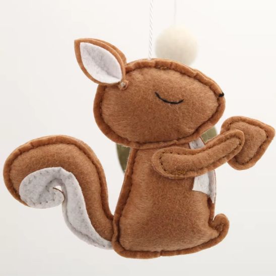 Mobile bébé nature en feutrine avec animaux doux et éléments naturels