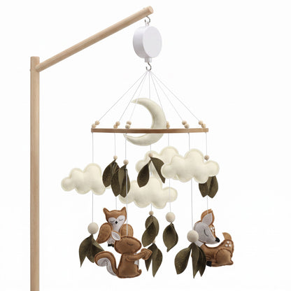 Mobile bébé nature en feutrine avec hibou, écureuil et faon, sur son support en bois
