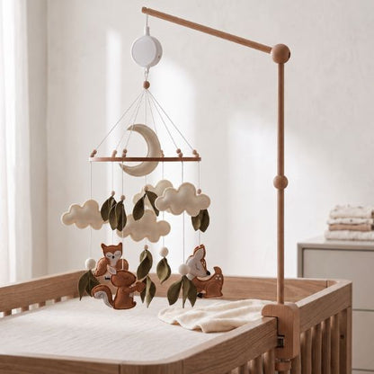 Mobile bébé musical thème forêt avec renard, écureuil et faon en feutrine, fixé sur lit à barreaux en bois