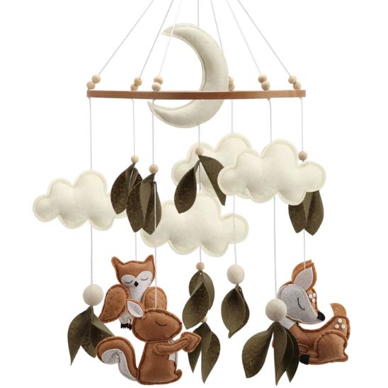 Mobile bébé thème forêt en feutrine avec lune, nuages, renard, écureuil et faon, fond blanc