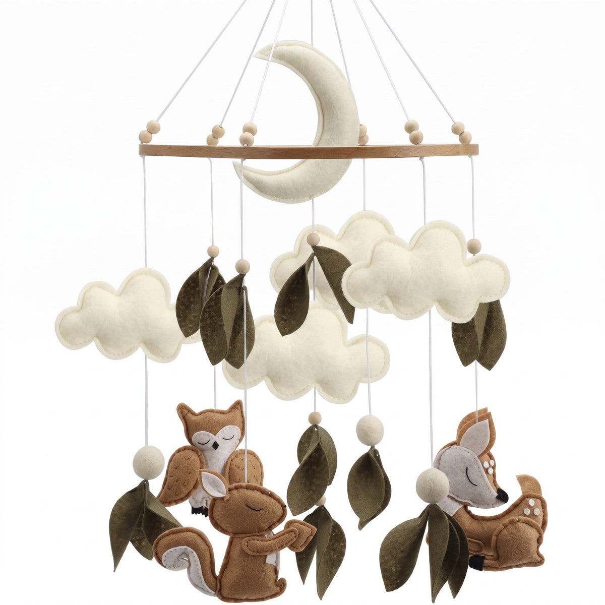 Mobile bébé nature en feutrine, vue de face avec lune, nuages et feuillages